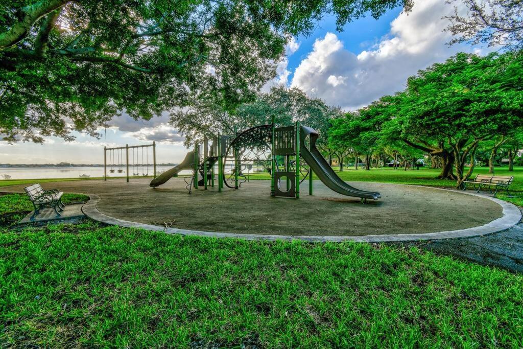 Tropical Beach & Lakefront Home West Palm Beach Exterior photo